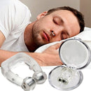 Sleeping man with Clipe Dilatador Nasal Magnético Antirronco nasal dilator clip and storage case beside him.